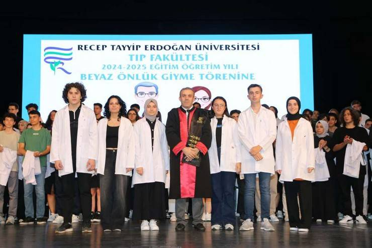 RTEÜ Tıp Fakültesi Öğrencileri Beyaz Önlüklerini Giydi